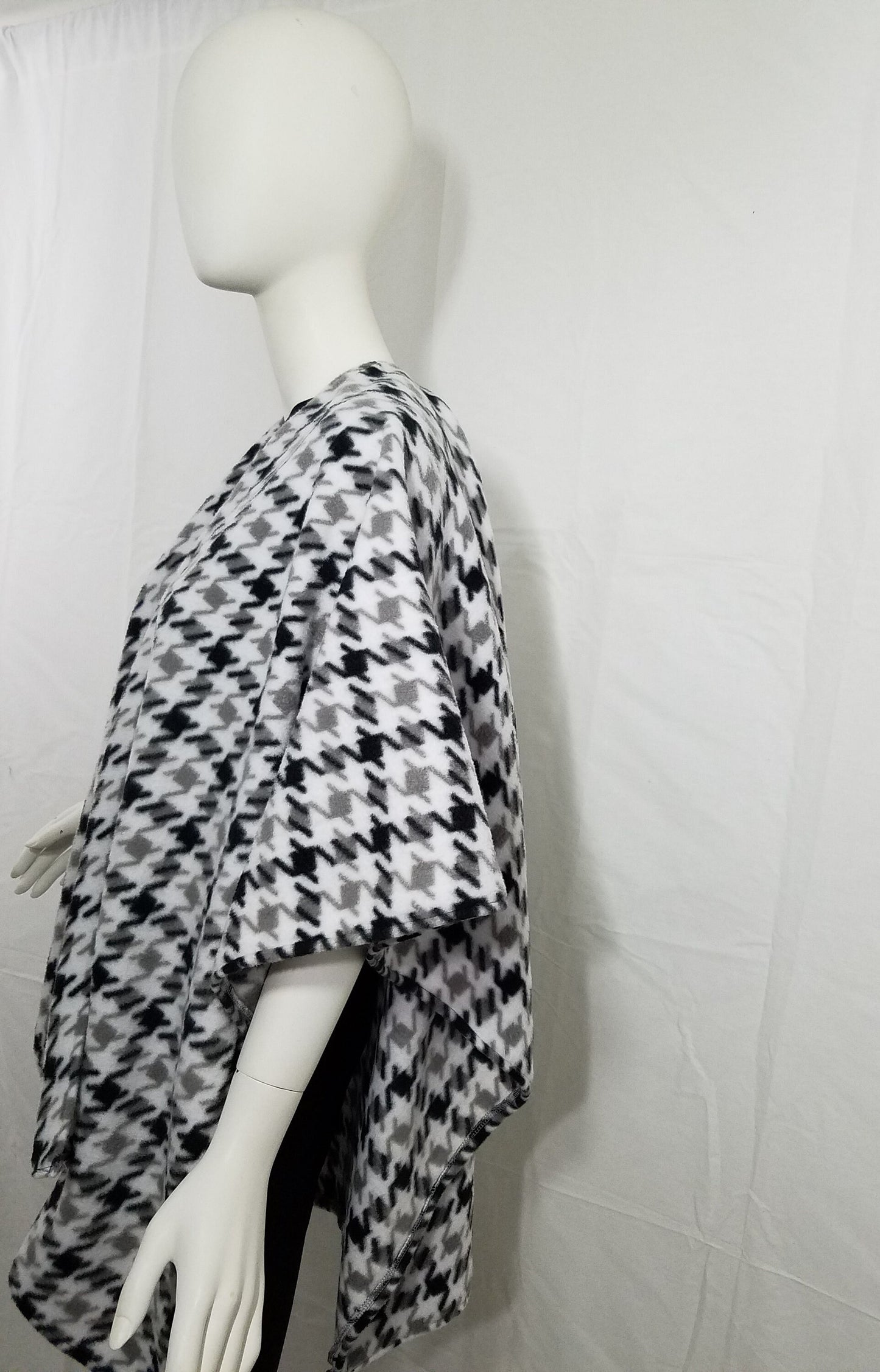 Houndstooth black and white plush fleece wrap (one size fits most)