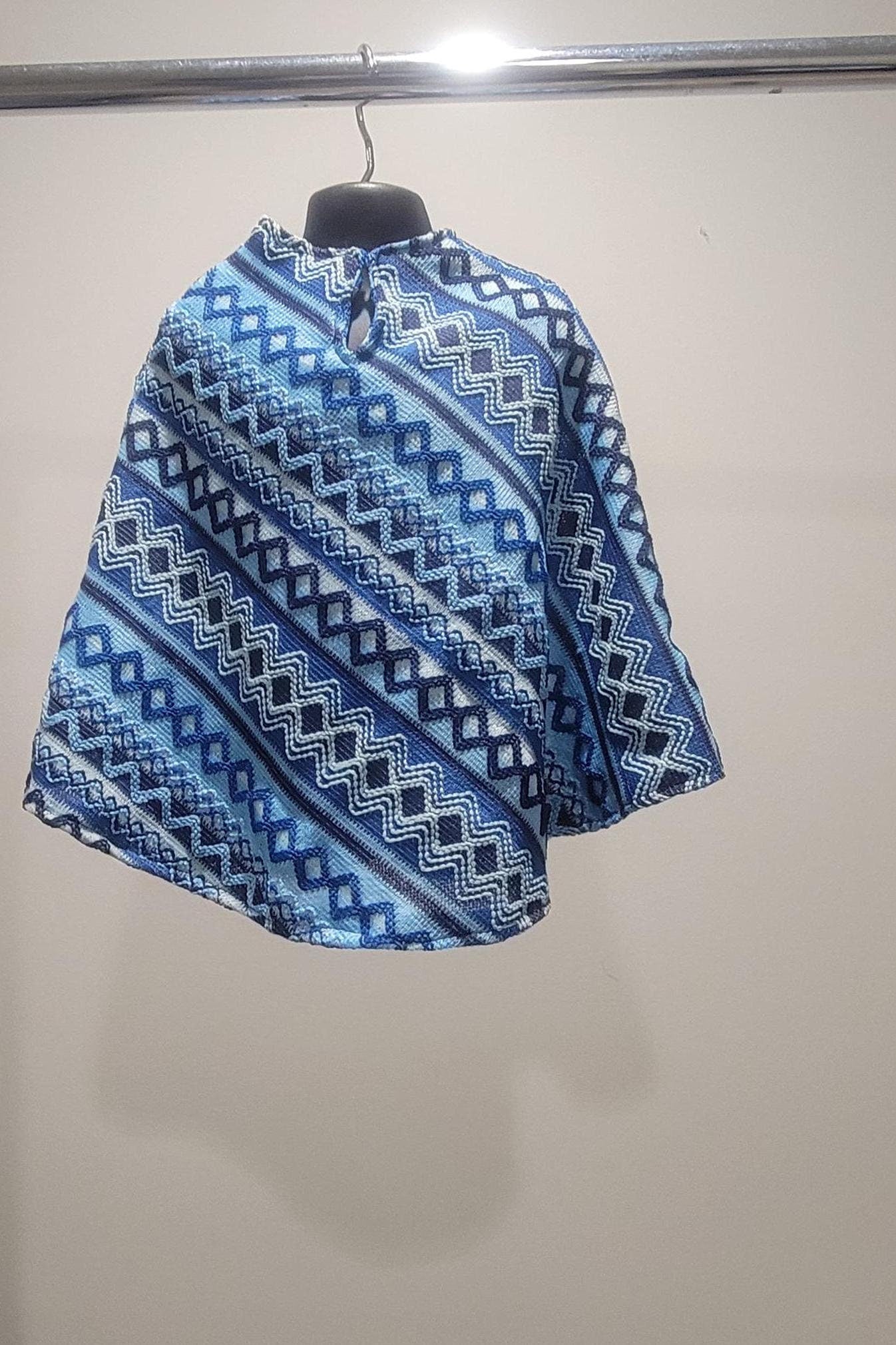 Poncho toddler ; blue knit (size 4T - 6 years)