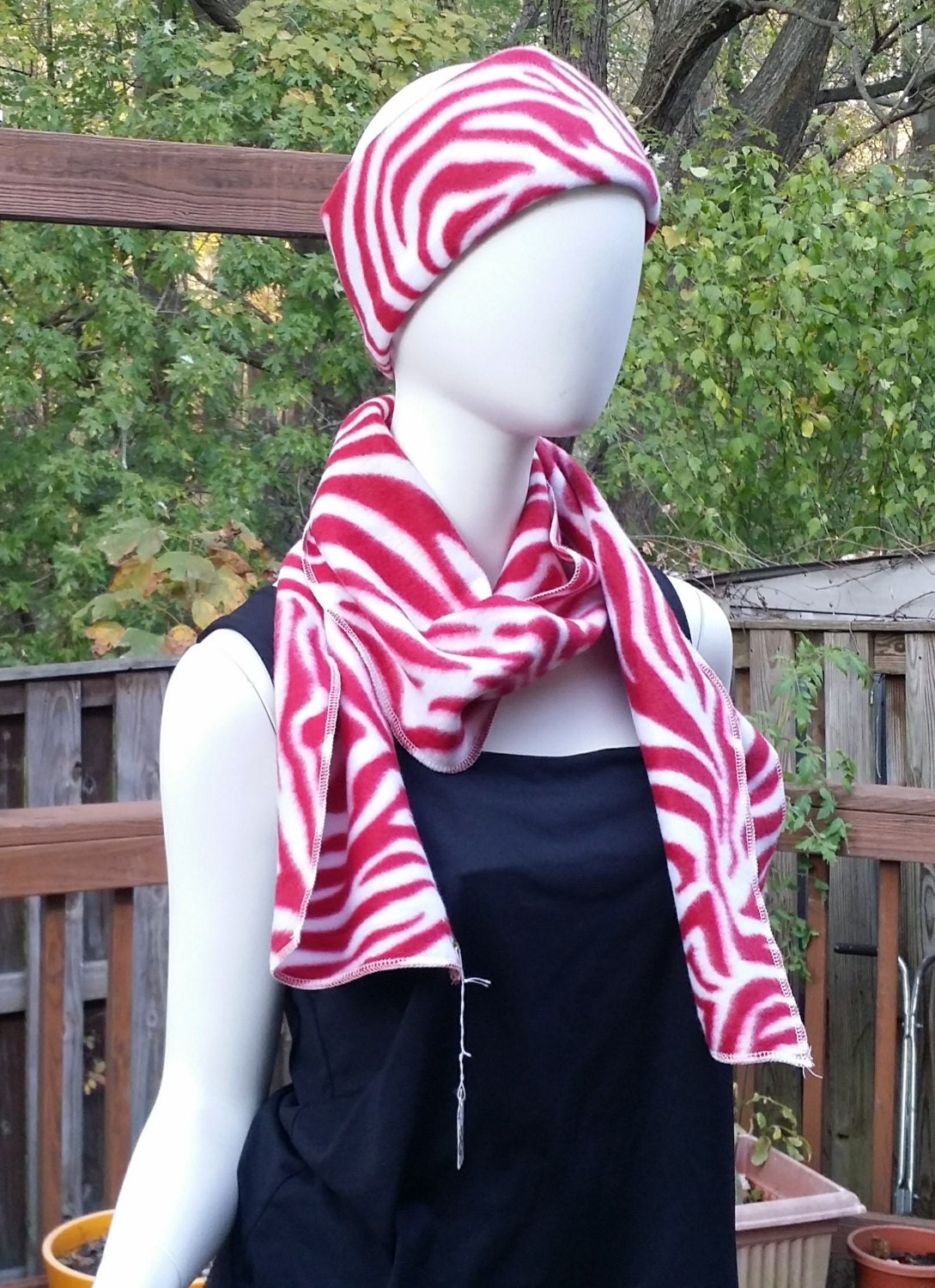 Fleece scarf in red tiger print