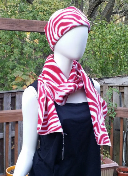 Fleece scarf in red tiger print