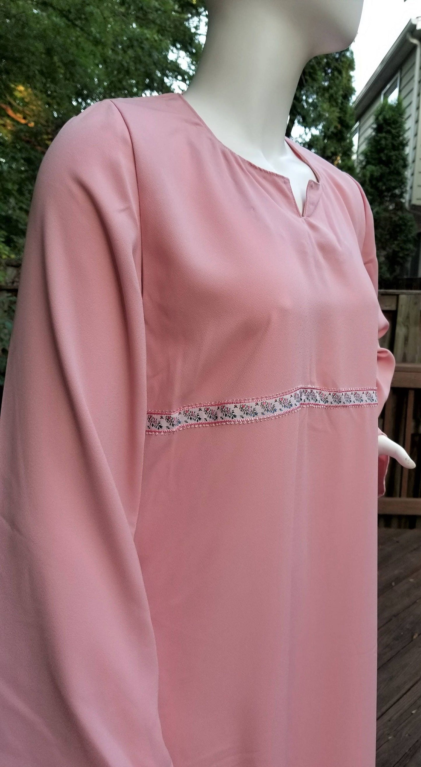 Pink Abaya with Ribbon Trim and Scarf (size: US 8 - US 10; L)