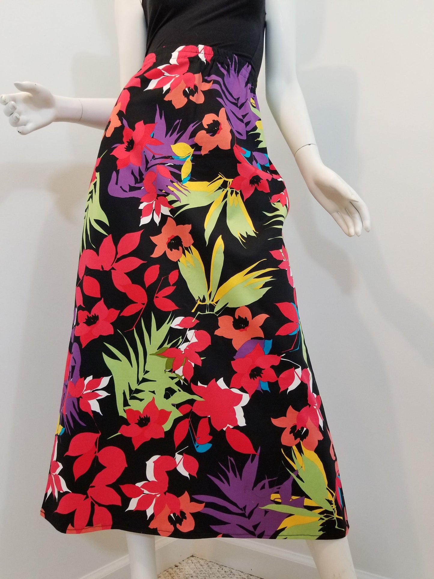 Tropical print skirt- red flowers on black background (3 sizes: S, M, L; US 6, 8, 10)