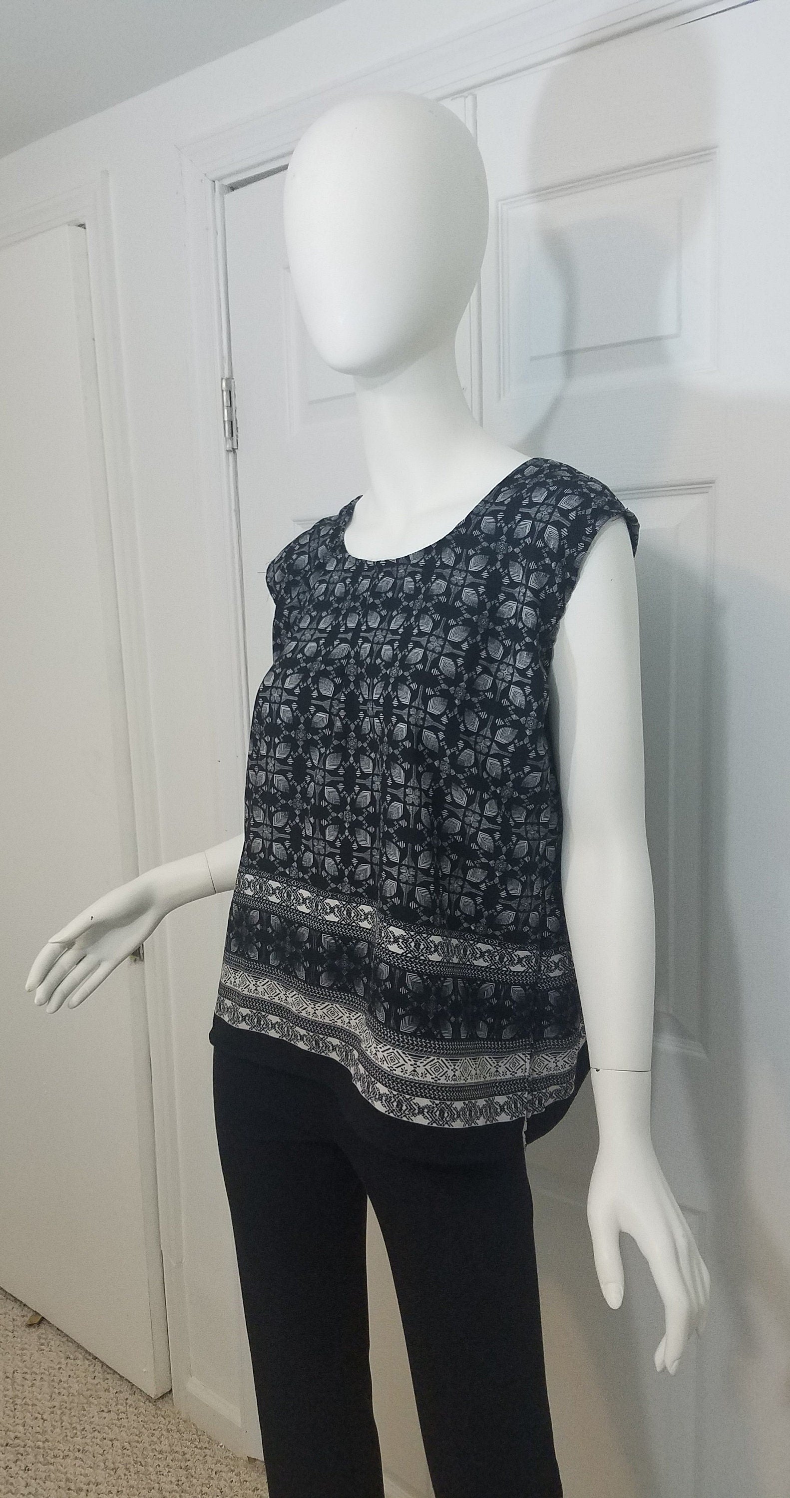 Sleeveless blouse polyester short tunic cream geometric pattern on black background (size US 8)