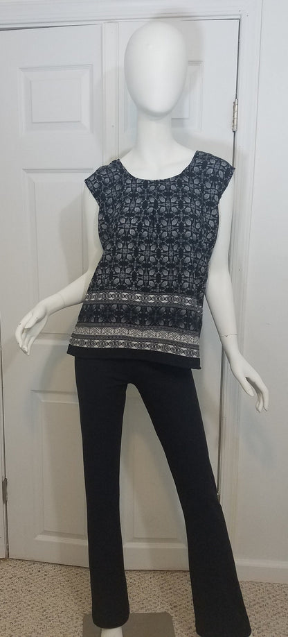 Sleeveless blouse polyester short tunic cream geometric pattern on black background (size US 8)