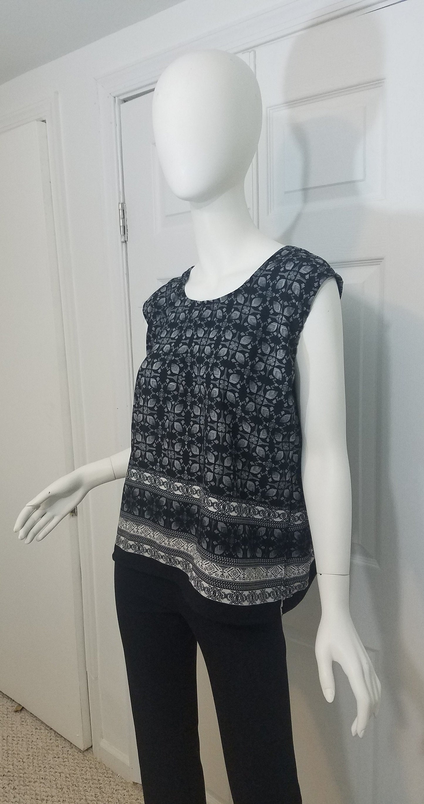 Sleeveless blouse polyester short tunic cream geometric pattern on black background (size US 8)