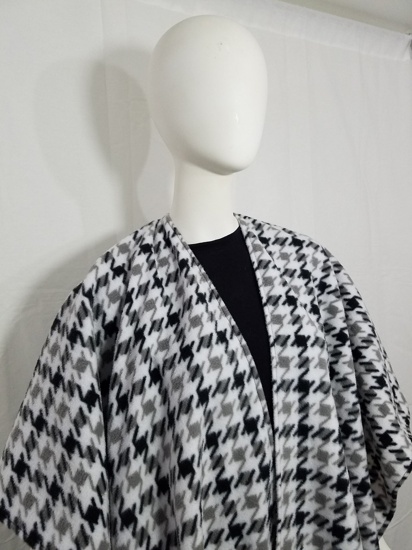 Houndstooth black and white plush fleece wrap (one size fits most)