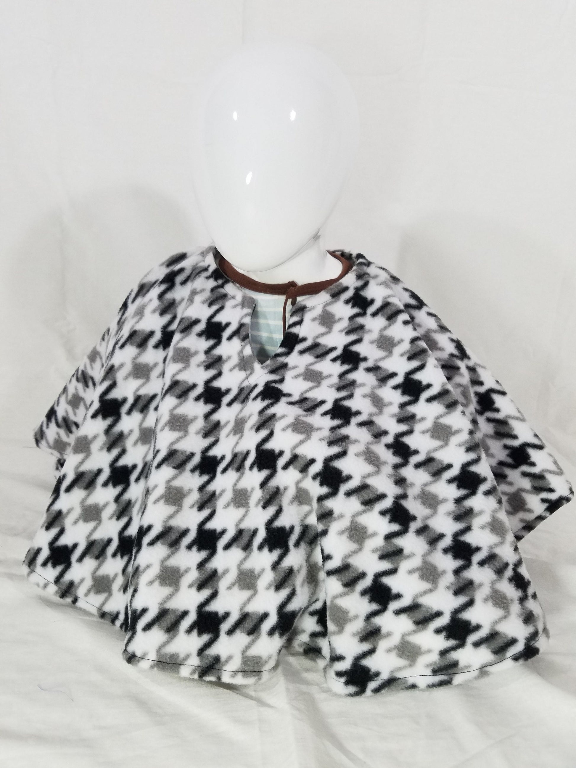 Toddler poncho- houndstooth black and white plush fleece (size: 12-24 months)