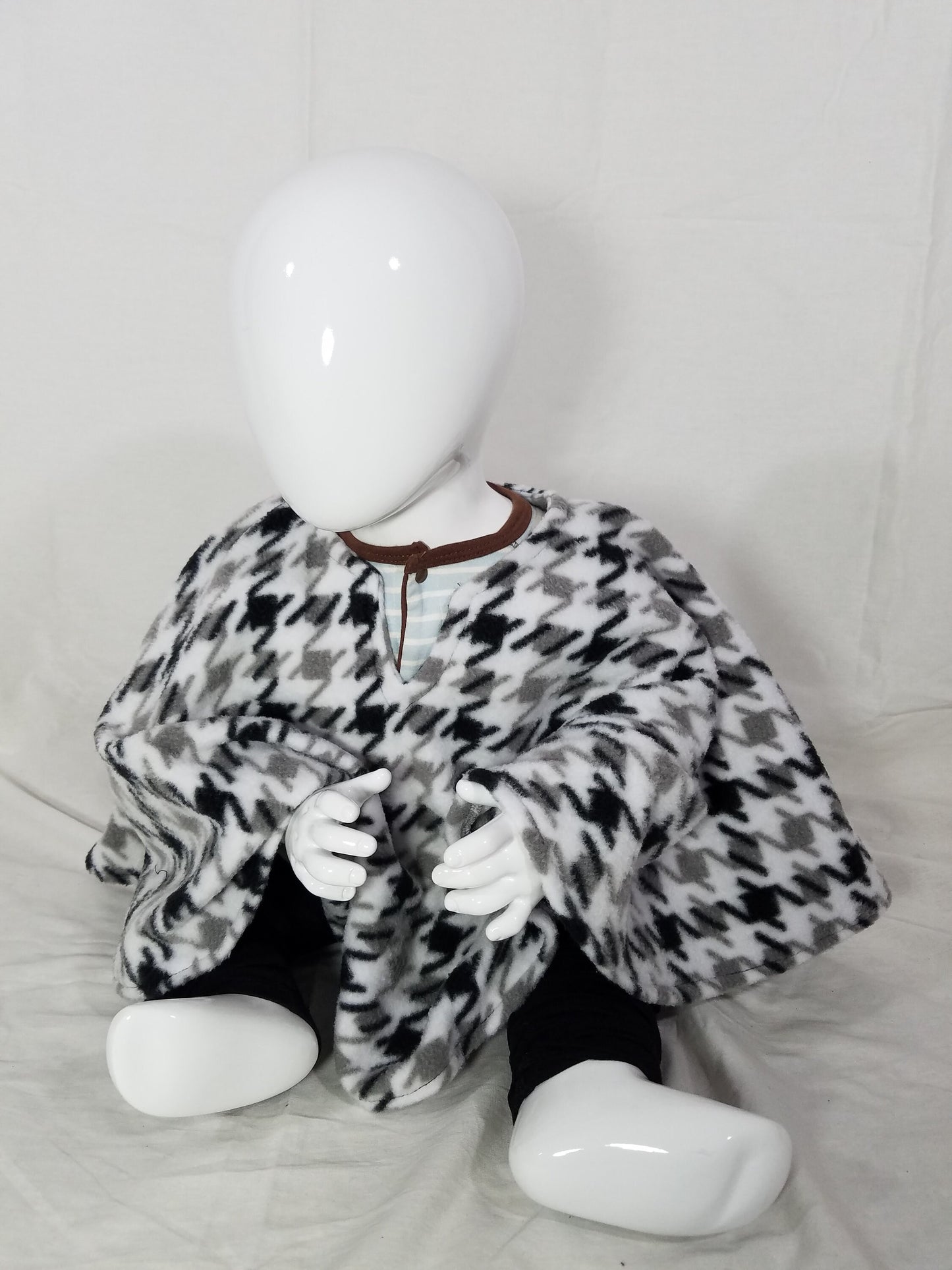 Toddler poncho- houndstooth black and white plush fleece (size: 12-24 months)