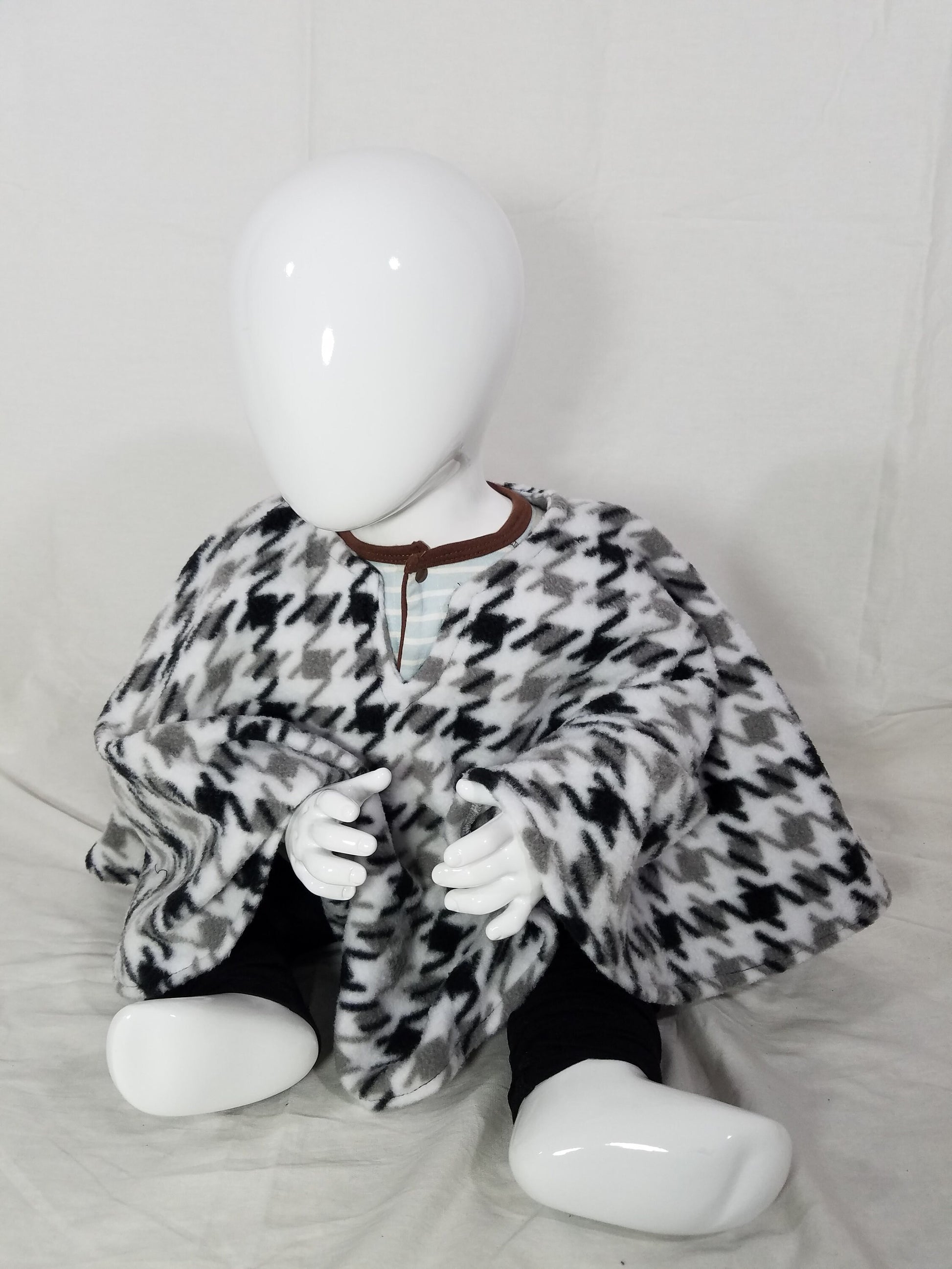 Toddler poncho- houndstooth black and white plush fleece (size: 12-24 months)