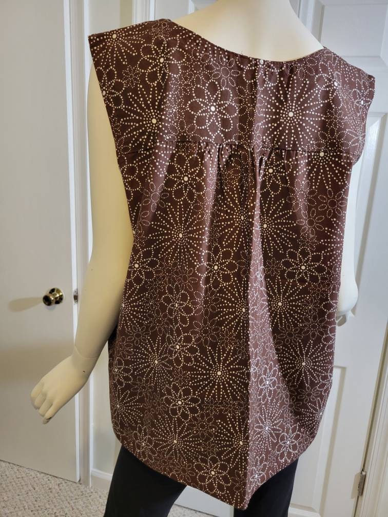 Sleeveless tunic cotton blouse brown with white flowers (size M; US 8)