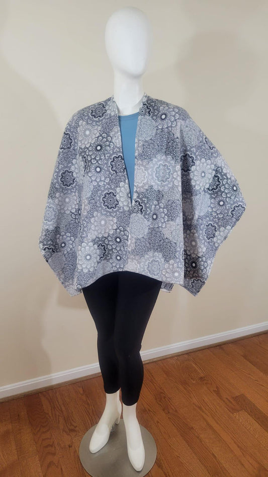 Adult fleece wrap gray floral pattern (one size fits most)